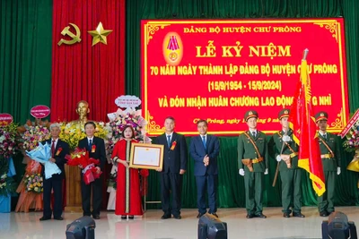 Chư Prông kỷ niệm 70 năm ngày thành lập và đón nhận Huân chương Lao động hạng nhì