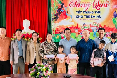 Tặng 122 phần quà Trung thu cho trẻ em khiếm thị