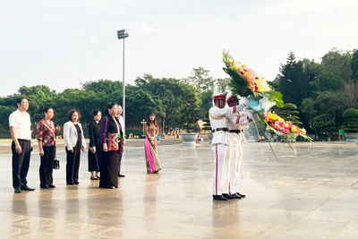 Nguyên Phó Chủ tịch Thường trực Quốc hội Tòng Thị Phóng dâng hoa, dâng hương Bác Hồ tại Quảng trường Đại Đoàn Kết