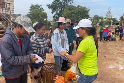 Tặng quà cho người nghèo, bệnh nhân phong, trẻ em khó khăn huyện Mang Yang và Đak Đoa