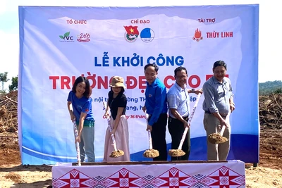 Các đại biểu khởi công xây dựng “Nhà nội trú cho em” tại Trường Tiểu học và THCS Trạm Lập, xã Sơn Lang, huyện Kbang