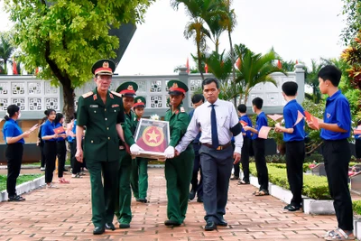 Đất mẹ yêu thương đón các anh về