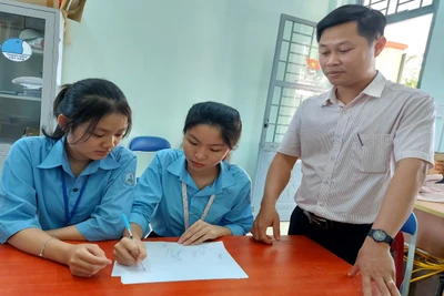 Thầy giáo vùng biên Chư Prông giúp học sinh nghiên cứu khoa học