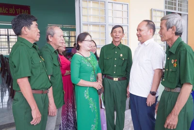 Phó Bí thư Tỉnh ủy Rah Lan Chung: Chung sức, đồng lòng xây dựng thôn Tân Phong ngày càng phát triển