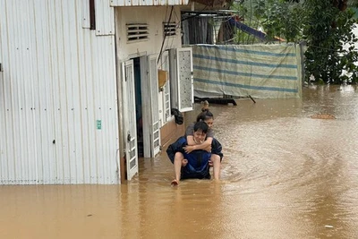 Mưa lớn, nhiều nơi ở TP.Bảo Lộc chìm trong biển nước