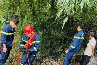 Cứu hộ thành công cụ bà 80 tuổi rơi xuống vực sâu ở Đắk Lắk