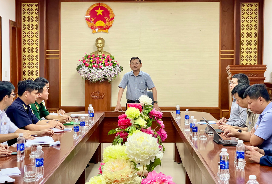 Phó Chủ tịch UBND tỉnh Nguyễn Tự Công Hoàng làm việc tại Khu Kinh tế Cửa khẩu Quốc tế Lệ Thanh. Ảnh: Vũ Thảo 3.jpg