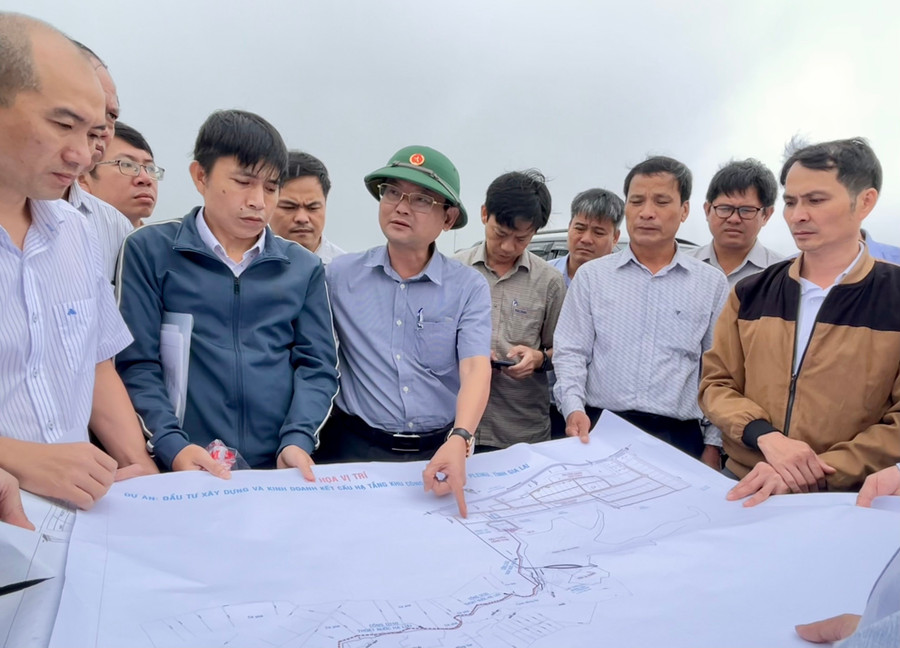 Phó Chủ tịch UBND tỉnh Nguyễn Tự Công Hoàng trực tiếp kiểm tra tại Khu Công nghiệp Nam Pleiku. Ảnh: Vũ Thảo pho-chu-tich-ubnd-tinh-nguyen-tu-cong-hoang-kiem-tra-tai-khu-cong-nghiep-nam-pleiku-anh-vu-thao.jpg