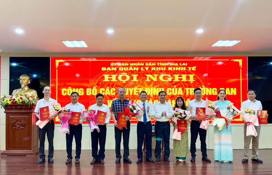 Phó Chủ tịch UBND tỉnh Nguyễn Tự Công Hoàng trao quyết định bổ nhiệm cho các trưởng phòng, giám đốc các đơn vị trực thuộc Ban Quản lý khu kinh tế tỉnh. Ảnh: Vũ Thảo pho-chu-tich-ubnd-tinh-nguyen-tu-cong-hoang-trao-cac-quyet-dinh-ve-cong-tac-can-bo-cua-ban-quan-ly-khu-kinh-te-tinh-anh-vu-thao.jpg