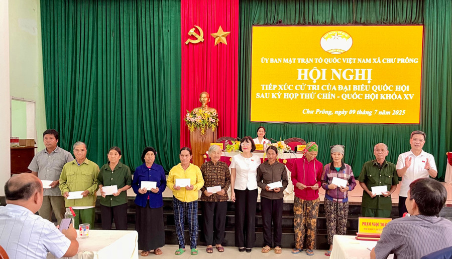 Đoàn Đại biểu Quốc hội tỉnh tặng quà cho 10 hộ gia đình chính sách của xã Chư Prông. Ảnh: Vũ Thảo 1.jpg