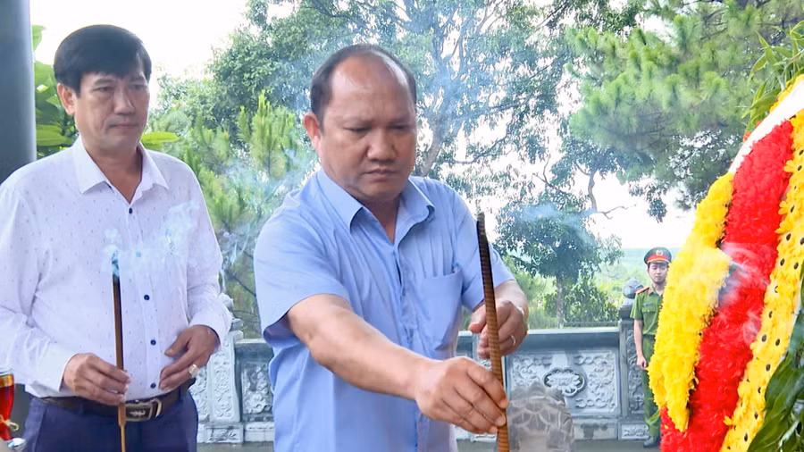 Phó Bí thư Thường trực Tỉnh ủy, Chủ tịch HĐND tỉnh Rah Lan Chung dâng hoa, dâng hương tại Nhà bia tưởng niệm liệt sĩ xã Gào. Ảnh: Rmah Piên