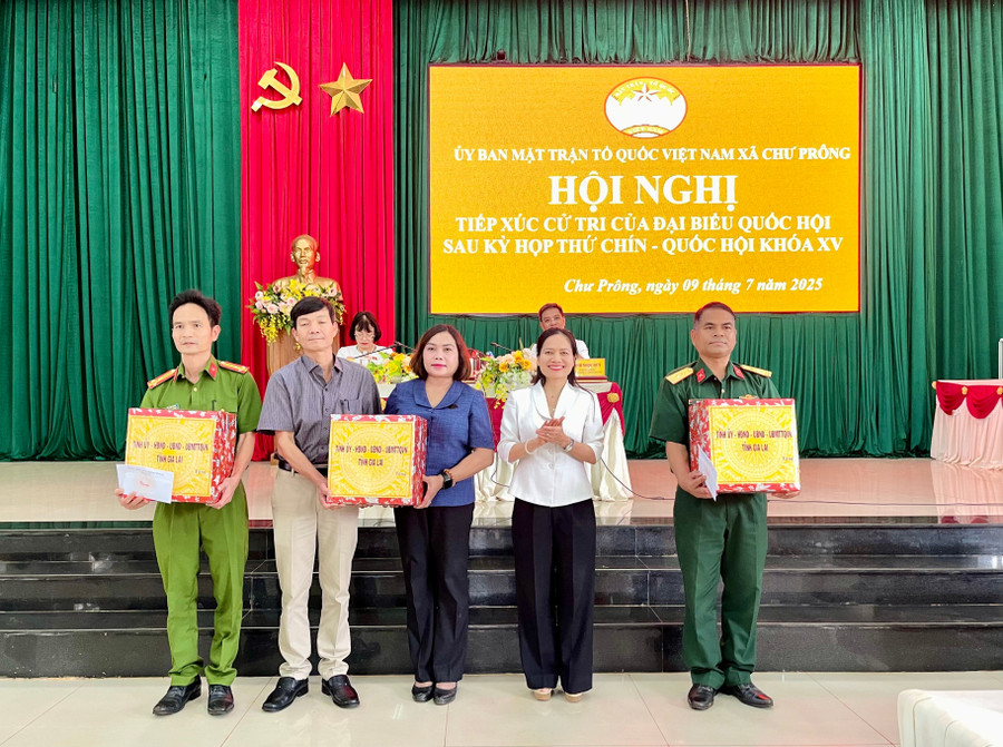 Phó Trưởng Đoàn chuyên trách Đoàn đại biểu Quốc hội tỉnh Siu Hương (thứ 2 từ phải sang) trao quà của Tỉnh ủy, HĐND, UBND, Ủy ban MTTQ Việt Nam tỉnh cho Đảng ủy, HĐND, UBND, Công an xã, Ban Chỉ huy PTKV 4-Chư Prông. Ảnh: Vũ Thảo 2.jpg