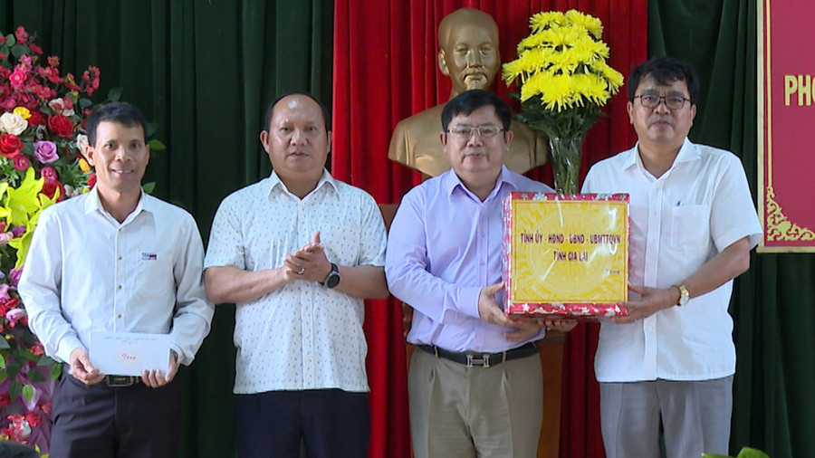 អនុប្រធានអចិន្ត្រៃយ៍គណៈកម្មាធិការបក្សខេត្ត Rah Lan Chung ប្រគល់អំណោយរបស់គណៈកម្មាធិការបក្សខេត្ត ក្រុមប្រឹក្សាប្រជាជន គណៈកម្មាធិការប្រជាជន និងគណៈកម្មាធិការរណសិរ្សមាតុភូមិវៀតណាម ជូនគណៈកម្មាធិការបក្ស គណៈកម្មាធិការប្រជាជនសង្កាត់ នគរបាល និងបញ្ជាការដ្ឋានយោធាឃុំ។ រូបថត៖ Rmah Piên gen-h-z6803750982720-f2e9d3d1cd166ed660d13e9edba1a67b.jpg
