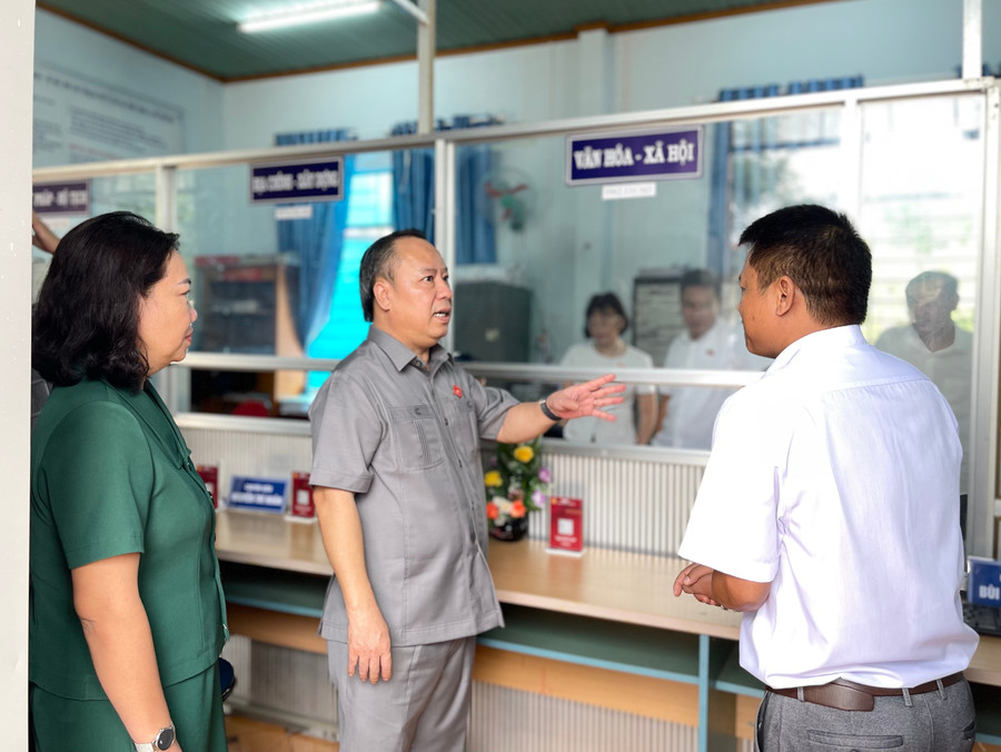 Phó Bí thư Tỉnh ủy Châu Ngọc Tuấn kiểm quy trình giải quyết thủ tục hành chính của Trung tâm phục vụ hành chính công xã Ia Púch. Ảnh: Vũ Thảo t.jpg