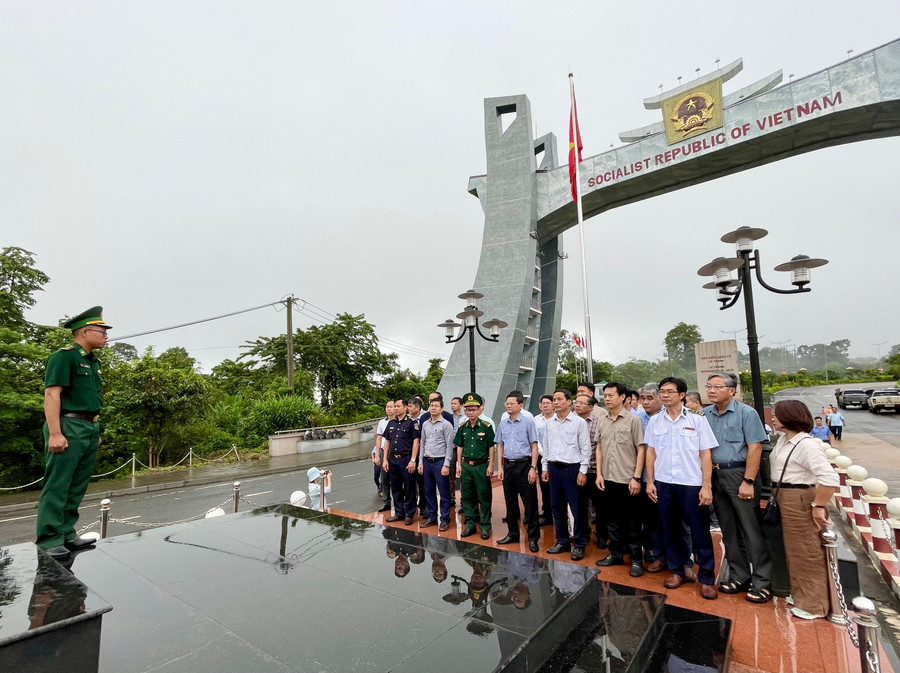 Đoàn công tác tham quan tại Quốc môn-Cửa khẩu quốc tế Lệ Thanh. Ảnh: Vũ Thảo 1.jpg
