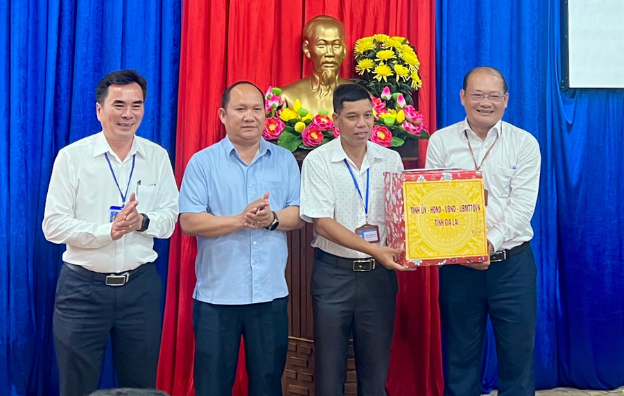 Đồng chí Rah Lan Chung (thứ 2 từ trái sang) tặng quà của Tỉnh ủy, HĐND, UBND, Ủy ban MTTQ Việt Nam tỉnh cho Đảng ủy, UBND phường, Công an xã Gào. Ảnh: Vũ Thảo 5.jpg
