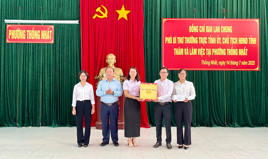 អនុលេខាគណៈកម្មាធិការបក្សខេត្ត Rah Lan Chung ជូនអំណោយដល់គណៈកម្មាធិការបក្ស គណៈកម្មាធិការប្រជាជន បញ្ជាការដ្ឋានយោធា និងនគរបាលសង្កាត់ Thong Nhat ។ រូបថត៖ Vu Thao 2.jpg