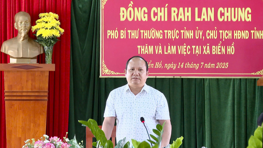 អនុលេខាគណៈកម្មាធិការបក្សខេត្ត ប្រធានក្រុមប្រឹក្សាប្រជាជនខេត្ត Rah Lan Chung ថ្លែងក្នុងកិច្ចប្រជុំ។ រូបថត៖ Rmah Piên anh-rmah-pien.jpg