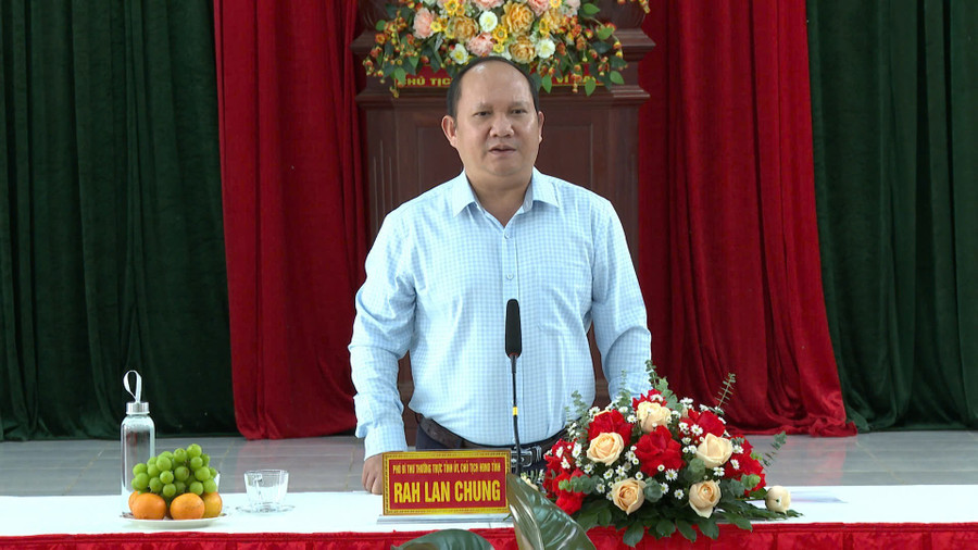 អនុលេខាគណៈកម្មាធិការបក្សខេត្ត ប្រធានក្រុមប្រឹក្សាប្រជាជនខេត្ត Rah Lan Chung ថ្លែងក្នុងកិច្ចប្រជុំ។ រូបថត៖ Rmah Piên gen-h-z6801934076613-93ba20adce05e75d346200fdcb512390.jpg