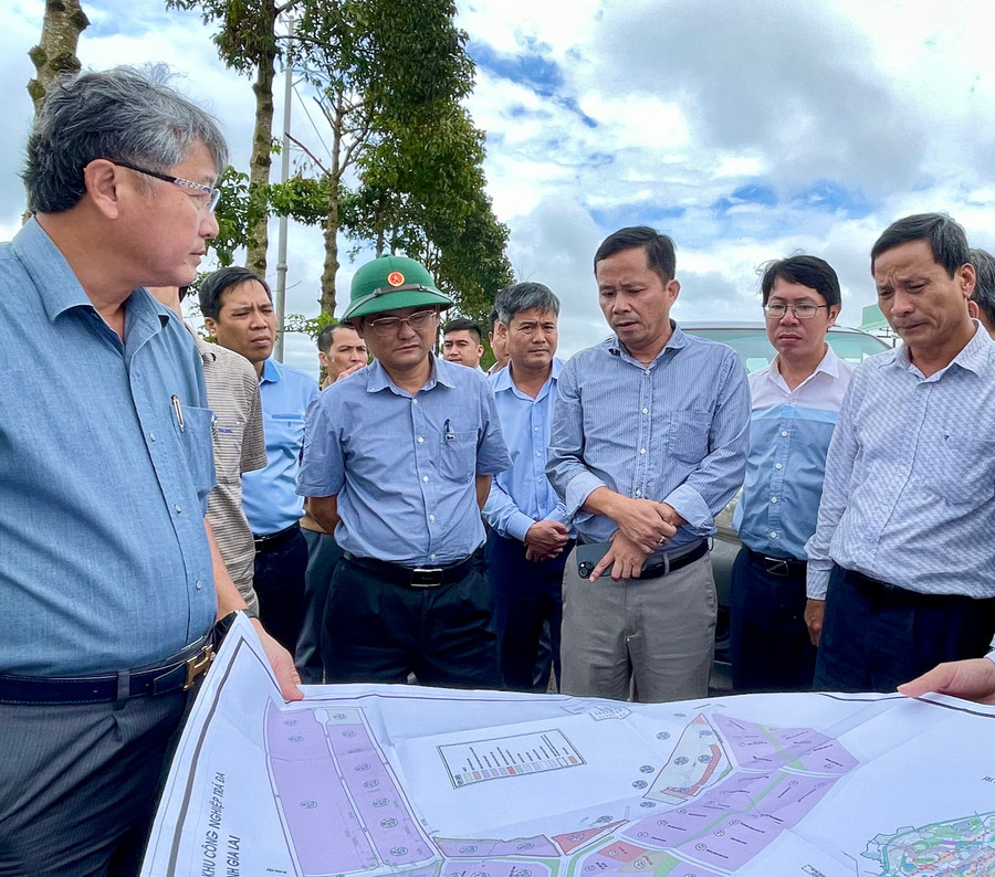 Phó Chủ tịch UBND tỉnh Nguyễn Tự Công Hoàng kiểm tra thực tế tại Khu công nghiệp Trà Đa. Ảnh: Vũ Thảo pho-chu-tich-ubnd-tinh-nguyen-tu-cong-hoang-kiem-tra-thuc-te-tai-khu-cong-nghiep-tra-da-anh-vu-thao.jpg