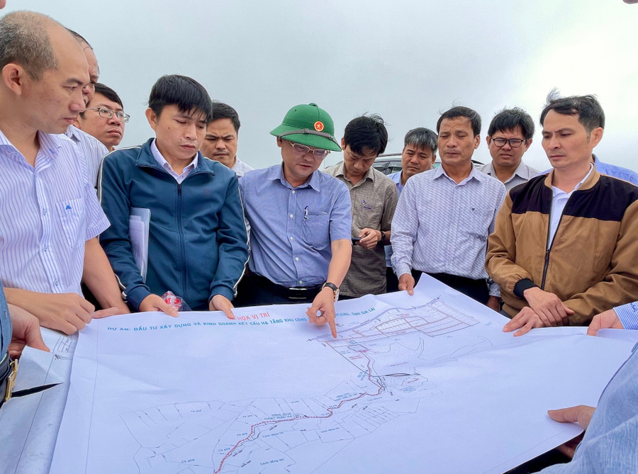 Phó Chủ tịch UBND tỉnh Nguyễn Tự Công Hoàng (thứ 3 từ trái sang) kiểm tra thực tế tại Khu Công nghiệp Nam Pleiku. Ảnh: Vũ Thảo pho-chu-tich-ubnd-tinh-nguyen-tu-cong-hoang-thu-3-tu-trai-sang-kiem-tra-thuc-te-tai-khu-cong-nghiep-nam-pleiku-anh-vu-thao.jpg