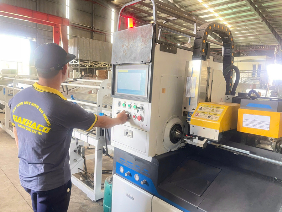 cong-ty-tnhh-mtv-san-xuat-thuong-mai-gia-khang-phuong-an-nhon-dau-tu-1-may-cat-ong-cnc-laser-nap-phoi-tu-dong-anh-dvcc.jpg
