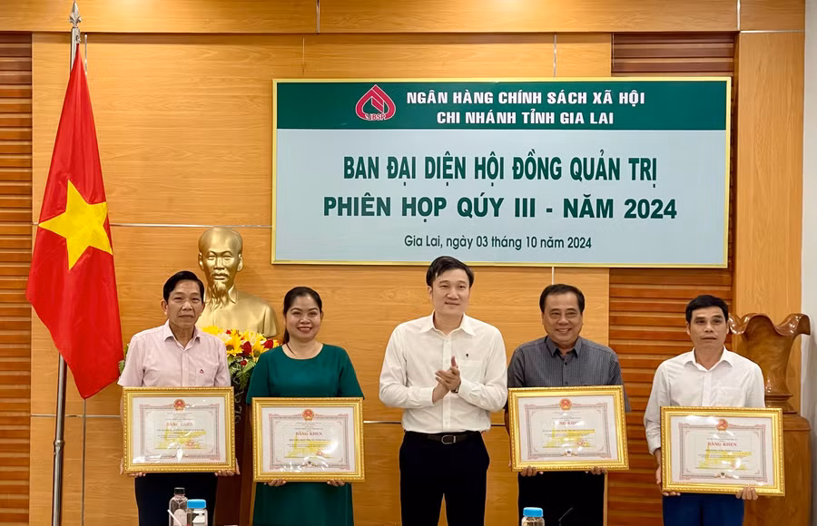 truong-ban-dai-dien-hoi-dong-quan-tri-ngan-hang-chinh-sach-xa-hoi-tinh-da-trao-bang-khen-cua-chu-tich-ubnd-tinh-cho-cac-tap-the-anh-vt-3897.jpg