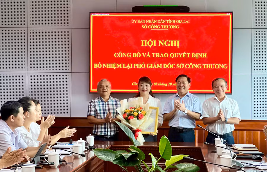 cong-bo-va-trao-quyet-dinh-bo-nhiem-lai-pho-giam-doc-so-cong-thuong-cho-ba-dao-thi-thu-nguyet-6611.jpg