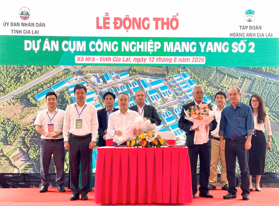 hoang-anh-gia-lai-ky-bien-ban-ghi-nho-hop-tac-voi-mot-so-nha-dau-tu-thu-cap-anh-vu-thao.jpg