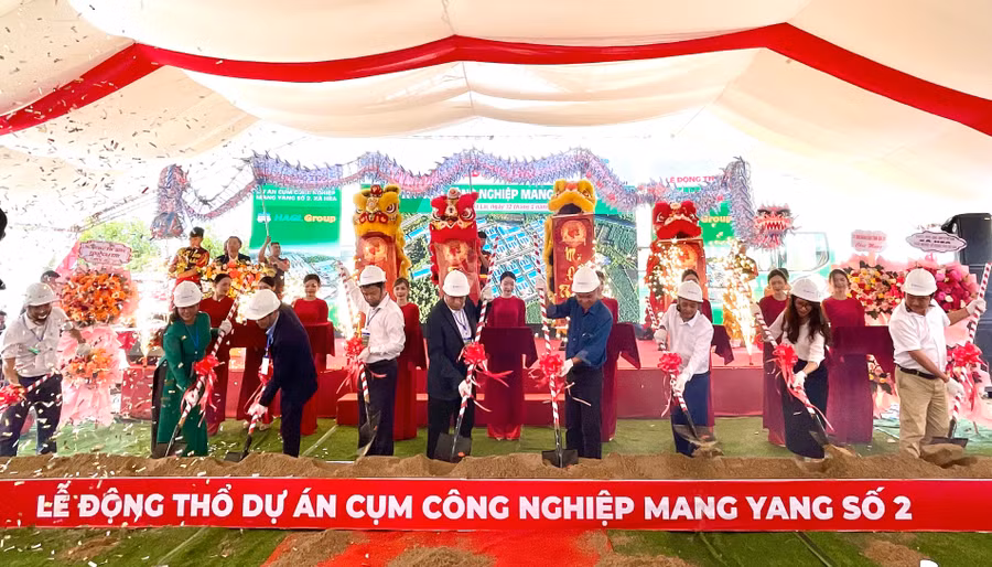 cac-dai-bieu-thuc-hien-nghi-thuc-dong-tho-khoi-cong-du-an-anh-vu-thao.jpg