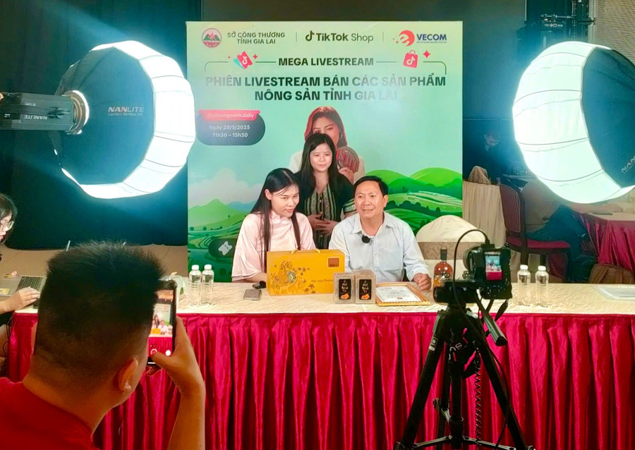 Ông Phạm Văn Binh-Giám đốc Sở Công thương Gia Lai tham gia phiên livestream. Ảnh: Vũ Thảo 11.jpg