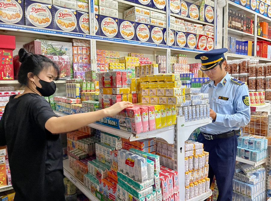 Lực lượng Quản lý thị trường tăng cường kiểm tra các mặt hàng thực phẩm. Ảnh: V.T kiem-tra.jpg