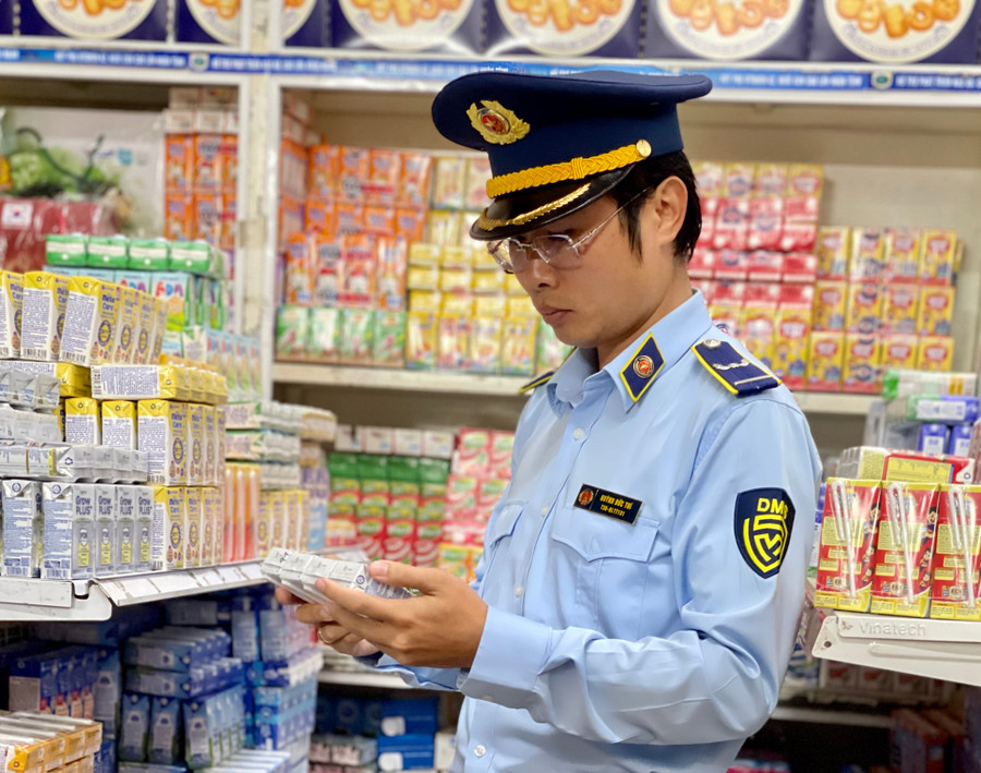 Chi cục Quản lý thị trường tỉnh tăng cường kiểm tra các mặt hàng sữa. Ảnh: V.T anh-vt.jpg