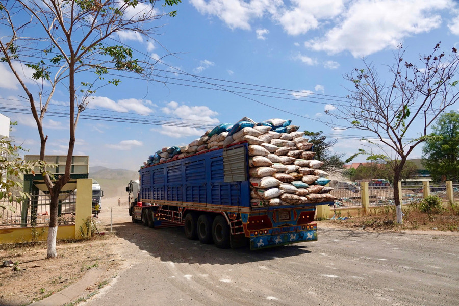 Nhập khẩu sắn lát tại Cửa khẩu Quốc tế Lệ Thanh. Ảnh: V.T hoat-dong-xuat-nhap-khau-tai-khu-vuc-cua-khau-quoc-te-le-thanh-anh-vt.jpg