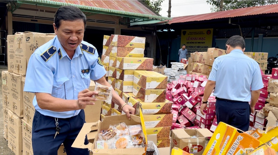 Thời gian qua, lực lượng quản lý thị trường đã phát hiện và xử lý nhiều vụ vi phạm về kinh doanh thực phẩm không rõ nguồn gốc, xuất xứ. Ảnh: V.T thoi-gian-qua-luc-luong-quan-ly-thi-truong-da-phat-hien-va-xu-ly-nhieu-vu-vi-pham-ve-kinh-doanh-thuc-pham-khong-ro-nguon-goc-xuat-xu-anh-vt.jpg