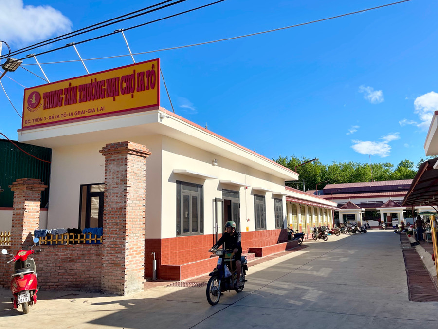 Trung tâm thương mại chợ Ia Tô (xã Ia Tô, huyện Ia Grai) được đầu tư theo hình thức xã hội hóa. Ảnh: V.T hien-nay-viec-thu-hut-cac-ho-kinh-doanh-vao-mua-ban-tai-cho-dang-gap-nhieu-kho-khan-anh-vt.jpg