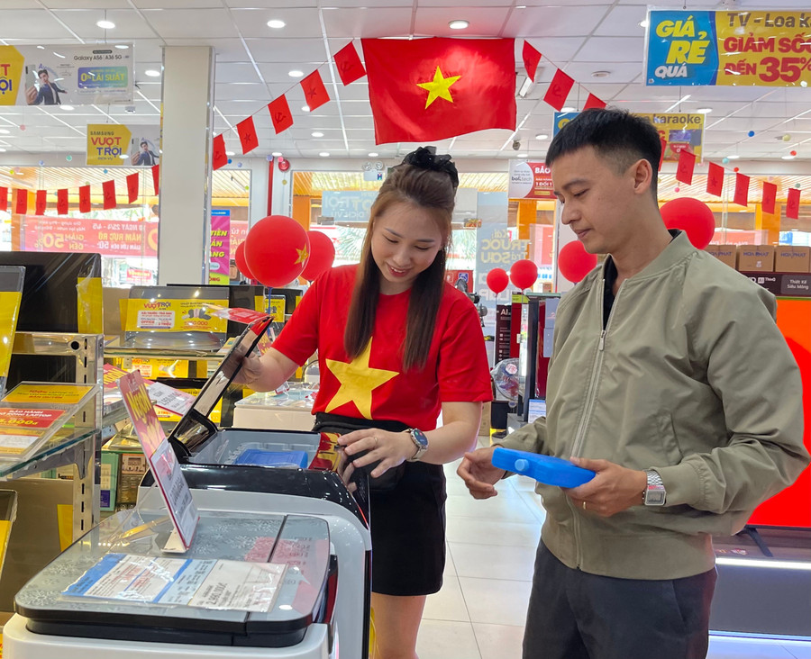 Việc triển khai nhiều chương trình khuyến mãi đã góp phần kích cầu tiêu dùng. Ảnh: V.T 444.jpg