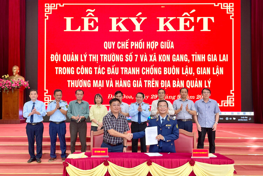 Đội QLTT số 7 và UBND xã Kon Gang ký quy chế phối hợp trong đấu tranh chống buôn lậu, gian lận thương mại và hàng giả. Ảnh: V.T doi-qltt-so-7-va-ubnd-xa-kon-gang-ky-quy-che-phoi-hop-trong-dau-tranh-chong-buon-lau-gian-lan-thuong-mai-va-hang-gia-anh-vt.jpg