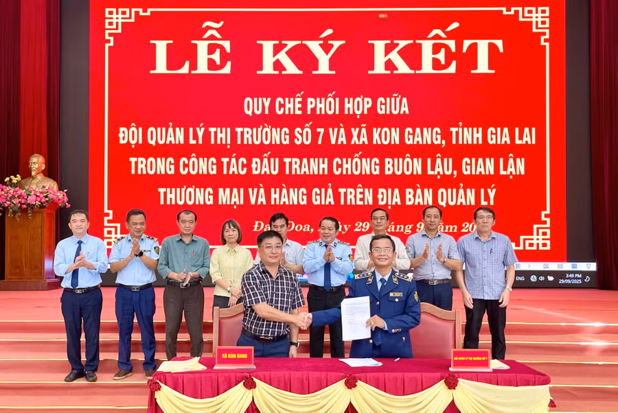 doi-qltt-so-7-va-ubnd-xa-kon-gang-ky-quy-che-phoi-hop-trong-dau-tranh-chong-buon-lau-gian-lan-thuong-mai-va-hang-gia-anh-vt.jpg