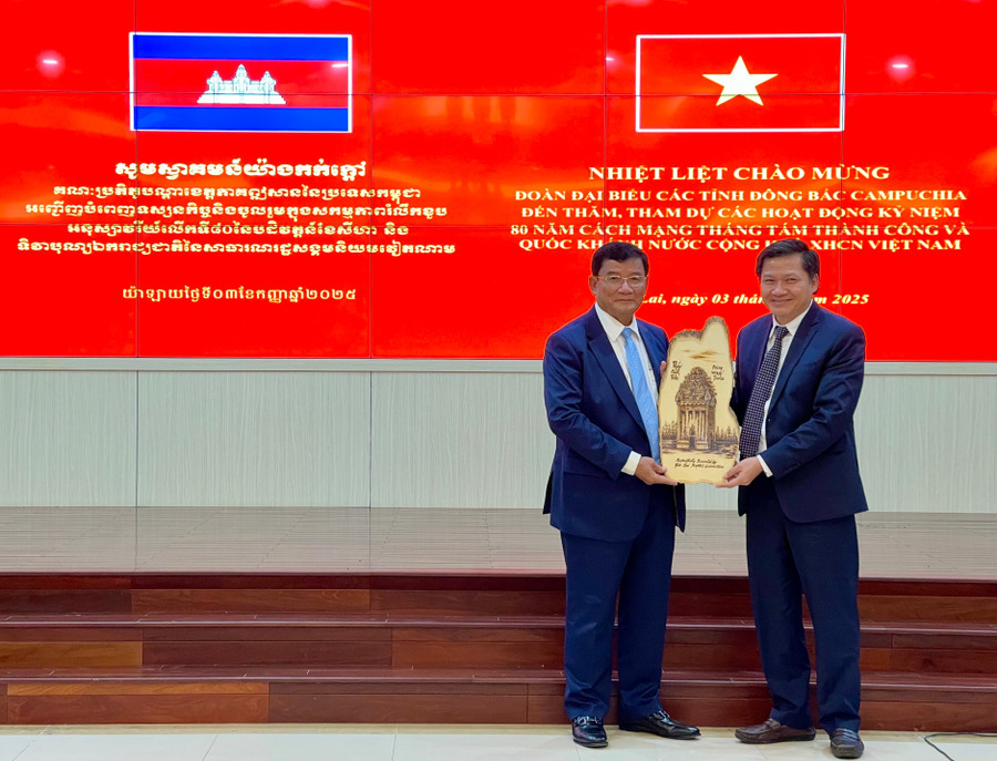 Đồng chí Trương Văn Đạt (phải)-Ủy viên Ban Thường vụ Tỉnh ủy, Phó Chủ tịch Thường trực HĐND tỉnh tặng quà lưu niệm cho lãnh đạo tỉnh Preah Vihear. Ảnh: Vũ Thảo 33.jpg