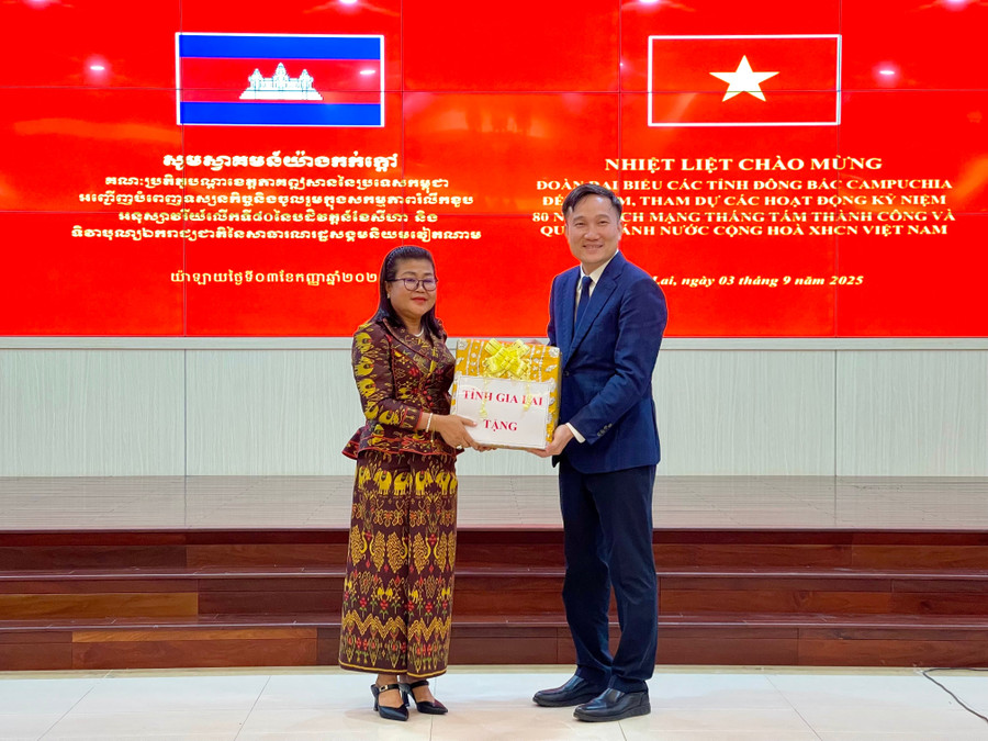 Phó Chủ tịch UBND tỉnh Nguyễn Tuấn Anh (phải) tặng quà lưu niệm cho lãnh đạo tỉnh Ratanakiri. Ảnh: Vũ Thảo 44.jpg