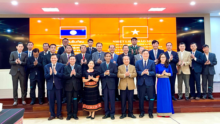 Đoàn đại biểu 2 tỉnh Attapeu, Salavan chụp hình lưu niệm cùng lãnh đạo tỉnh Gia Lai và các sở, ngành. Ảnh: Vũ Thảo 5.jpg