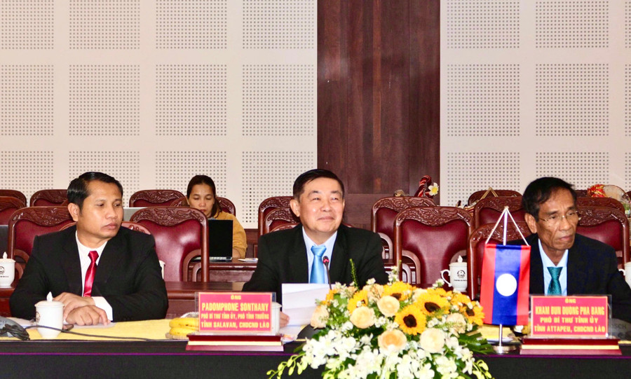 Lãnh đạo 2 tỉnh Attapeu và Salavan (nước Cộng hòa dân chủ nhân dân Lào). Ảnh: Vũ Thảo 3.jpg
