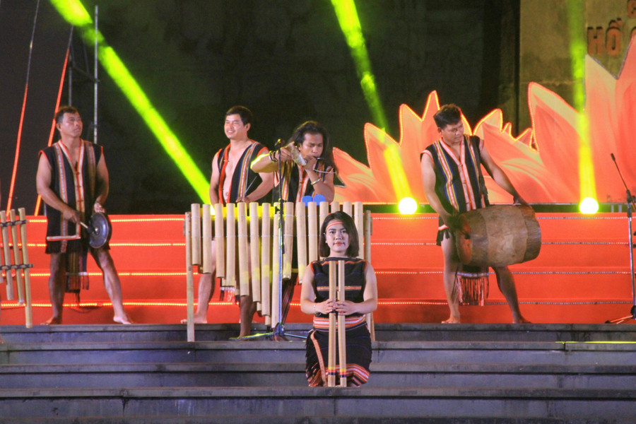 The performances are imbued with identity, recreating the beauty of the mountains, forests, people and typical cultural activities of ethnic groups in Gia Lai. Photo: Hoang Hoai 666.jpg