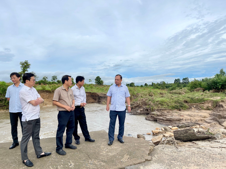 Đoàn công tác kiểm tra tại ngầm tràn trên tuyến đường vào thôn Bi Giông, xã Pờ Tó. Ảnh: Vũ Thảo 3.jpg