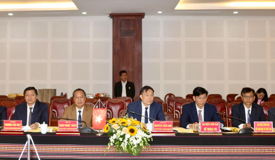 Các lãnh đạo tỉnh Gia Lai làm việc với đoàn công tác của các tỉnh Đông Bắc Campuchia. Ảnh: Vũ Thảo 111.jpg