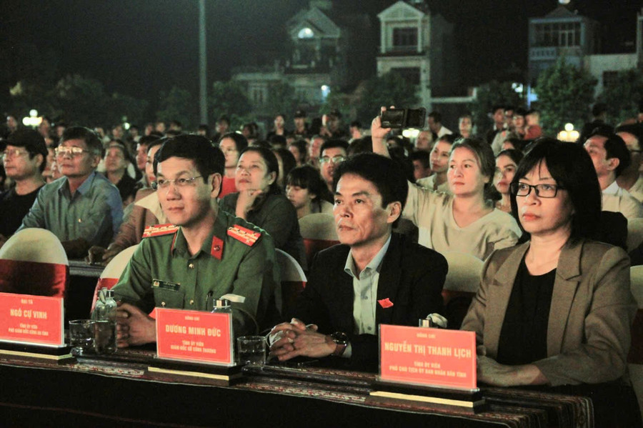 Delegates attending the art program. Photo: Hoang Hoai dai-bieu-tham-du-chuong-trinh-nghe-thuat.jpg