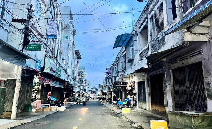 Nhiều ki-ốt quanh Trung tâm thương mại Pleiku đã đóng cửa, tạm ngừng kinh doanh. Ảnh: Vũ Thảo nhieu-ki-ot-quanh-trung-tam-thuong-mai-pleiku-dong-cua-tam-ngung-kinh-doanh-anh-vt.jpg