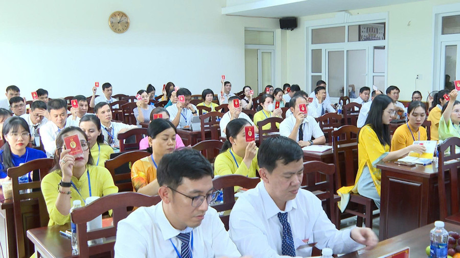 Các đại biểu biểu quyết thông qua các chỉ tiêu, nhiệm vụ trong nhiệm kỳ mới. Ảnh: Thanh Sáng 22.jpg
