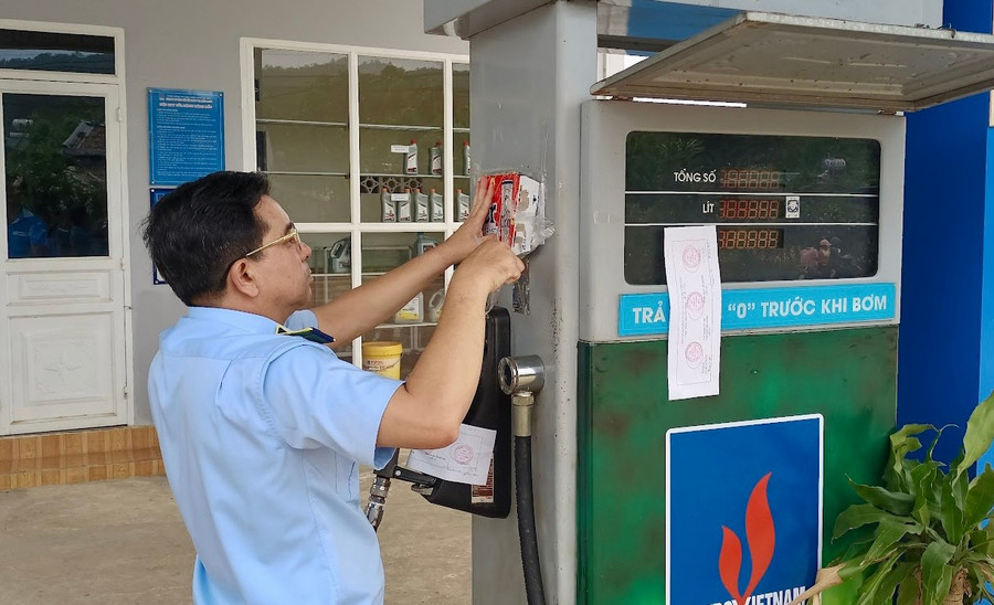Công tác phối hợp giữa các lực lượng chức năng trong kiểm tra mặt hàng xăng dầu được thực hiện thường xuyên. Ảnh: ĐVCC viec-tang-cuong-kiem-tra-ve-do-luong-chat-luong-se-gop-phan-gop-phan-ngan-chan-tinh-trang-gian-lan-thuong-mai-anh-dvcc.jpg